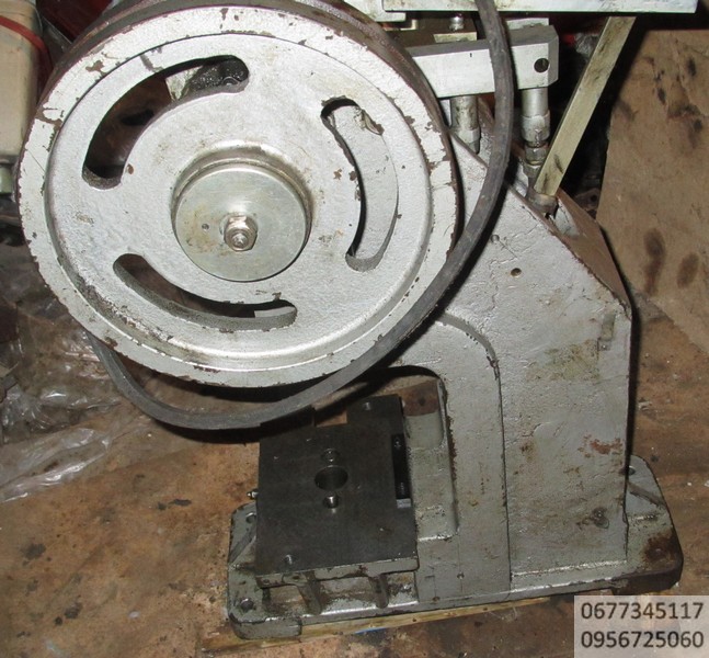 пресс настольный с кривошипно-шатунным механизмом действия и электрическим питанием ,  с механизмом удаления готовой штамповки , предназначен для операций холодной штамповки: вырубки, пробивки, гибки, неглубокой вытяжки , опрессовки  зажимов , скоб и наконечников на проводах  , таблетпресс  , таблетирование , габаритный размер - 420х280х650